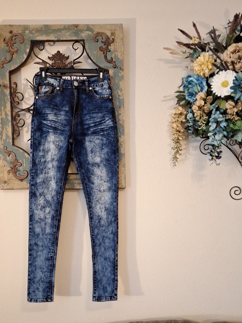 🔥🔥CLEARANCE🔥🔥 VIP Distressed Acid-Effect Blue Skinny Jeans. Size 5/6